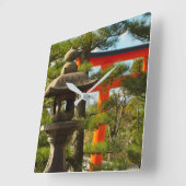 Stone Lantern and Torii Gate Quadratische Wanduhr (Winkel)