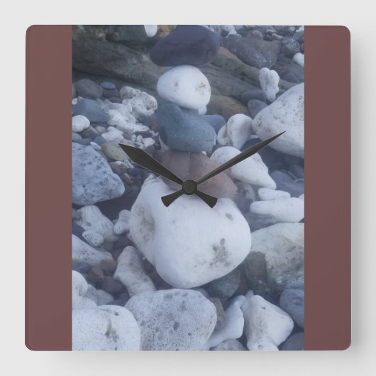 STONE PILLAR QUADRATISCHE WANDUHR (Vorderseite)