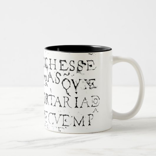 Stone Plate auf einer Straße in Lissabon Zweifarbige Tasse (Rechts)