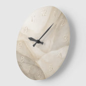 Stone Quiet — Minimalist Embossed Numeral Große Wanduhr (Winkel)