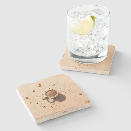 Stone travertin tan Untersetzer mit Kaffeebild (Seitenansicht)