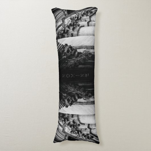 Stone Wings Skull Seitenschläferkissen (Vorderseite Vertikal)