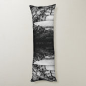 Stone Wings Skull Seitenschläferkissen (Rückseite (Vertikal))