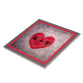 Stonealkes Herz in Grau und Rot Mit Monogramm Fliese (Seite)