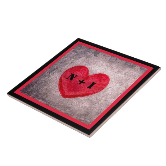 Stonealkes Herz in Karierter Schwarz-Rot-Monogramm Fliese (Seite)