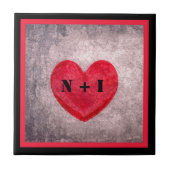 Stonealkes Herz in Karierter Schwarz-Rot-Monogramm Fliese (Vorderseite)