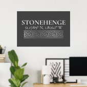 Stonehenge Latitude Longitude Dark Poster (Heimbüro)