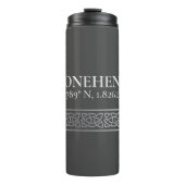 Stonehenge Latitude Longitude Dark Thermosbecher (Vorderseite)