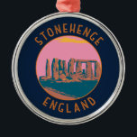 Stonehenge Retro Distressed Circle Ornament Aus Metall<br><div class="desc">Stonehenge Vektorgrafik. Es besteht aus einem äußeren Ring aus senkrechten,  stehenden,  ca. 3 m hohen,  2 m breiten und ca. 25 t schweren Sarkensteinen,  überragt durch den Anschluss waagerechter Kegelsteine.</div>