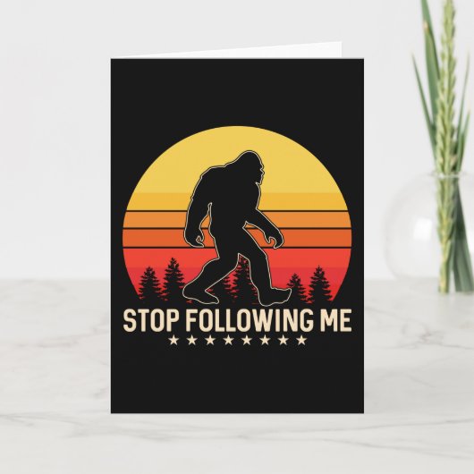 Stop Following Me | Bigfoot Retro Design Karte (Vorderseite)