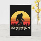 Stop Following Me | Bigfoot Retro Design Karte (Gelbe Blume)