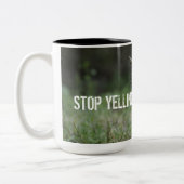 "STOP YELLING" in dieser Tasse Staaten es alles. (Links)