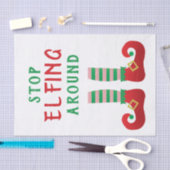 Stopp Elfing Around Funny Christmas Sprichwort Elf Seidenpapier (Handwerk)