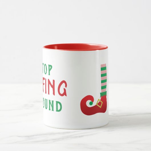 Stopp Elfing Around Funny Christmas Sprichwort Tasse (Zentrum)