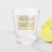 Stopp Femtrade Zeichen gelb Schnapsglas (Rückseite)