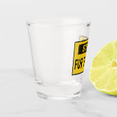 Stopp Femtrade Zeichen gelb Schnapsglas (Links)