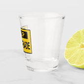 Stopp Femtrade Zeichen gelb Schnapsglas (Rechts)