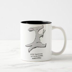 stoppen Sie Betrieb mit Scheren, Aardvark! Zweifarbige Tasse