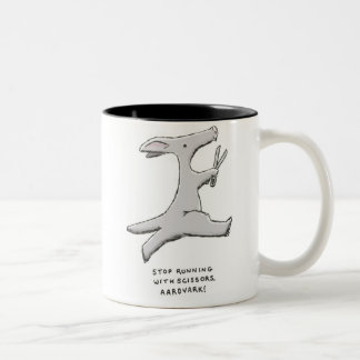 stoppen Sie Betrieb mit Scheren, Aardvark! Zweifarbige Tasse