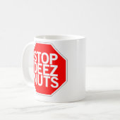 Stoppen Sie Deez Nüsse Kaffeetasse (Vorderseite Links)