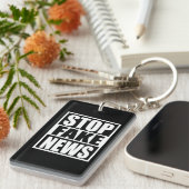 Stoppen Sie Fake-Nachrichten Schlüsselanhänger (Vorderseite rechts)