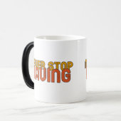 Stoppen Sie niemals das Aufstehen in Gelborange Verwandlungstasse (Vorderseite Links)