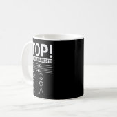 Stoppen Sie, Sie stehen unter einer Pause Lustiger Kaffeetasse (Vorderseite Links)
