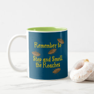 Stoppen und riechen Sie die Roaches Aquamarin BG Zweifarbige Tasse
