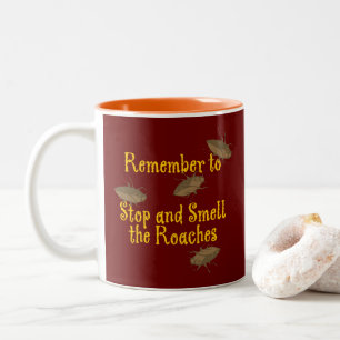 Stoppen und riechen Sie die Roaches Maroon BG Zweifarbige Tasse
