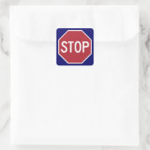 Stoppschild auf blau quadratischer aufkleber (Tasche)