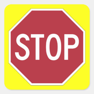 Stoppschild auf Gelb Quadratischer Aufkleber
