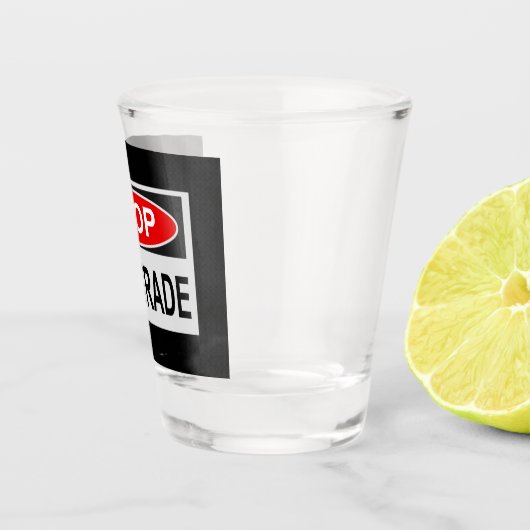 Stoppt den Handel Schild rot Schnapsglas (Rechts)