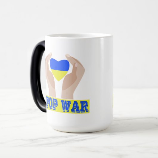 Stoppt den Krieg Das Herz der ukrainischen Flagge Verwandlungstasse (Vorderseite Links)