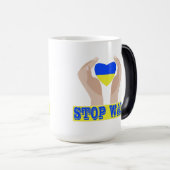Stoppt den Krieg Das Herz der ukrainischen Flagge Verwandlungstasse (VorderseiteRechts)
