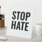 Stoppt Hass, Schwarz-weiß Sockelschild (In Situ)