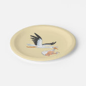 Storch, der ein Baby trägt, das First Selfie Yello Pappteller (Schrägansicht)