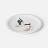 Storch, der ein Baby trägt, das sich selbst ernähr Pappteller (Schrägansicht)