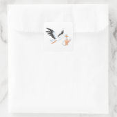 Storch, der ein Baby trägt, das sich selbst ernähr Quadratischer Aufkleber (Tasche)