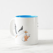 Storch, der ein Baby trägt, das zuerst Selfie Blue Zweifarbige Tasse (Vorderseite Links)