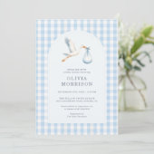 Storch Gingham Blau Junge Baby Shower Einladung (Stehend Vorderseite)