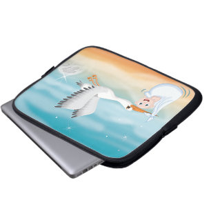 Storch mit neugeborenem Baby Laptopschutzhülle