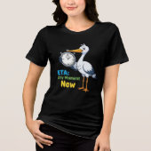 Storch mit Stoppuhr Schwangerschaft Tri-Blend Shirt (Vorderseite)
