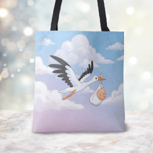 Storch trägt ein Baby Bewölkter Himmel Tasche