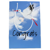 Storch und Baby Boy in Wolken Mittlere Geschenktüte (Vorderseite)