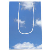 Storch und Baby Boy in Wolken Mittlere Geschenktüte (Rückseite)