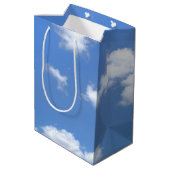 Storch und Baby Boy in Wolken Mittlere Geschenktüte (Rückseite Schrägansicht)