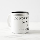 Stören Sie nicht - den laufenden Roman Zweifarbige Tasse (Vorderseite Links)