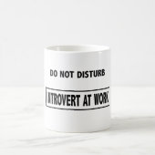 "Stören Sie nicht - introvert bei der Arbeit" Kaffeetasse (Mittel)
