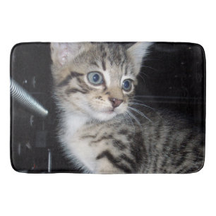 "Störenfried: Die Mischlinge Tabby Kitten Badematte