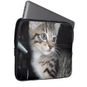 "Störenfried: Die Mischlinge Tabby Kitten Laptopschutzhülle (Vorne Rechts)